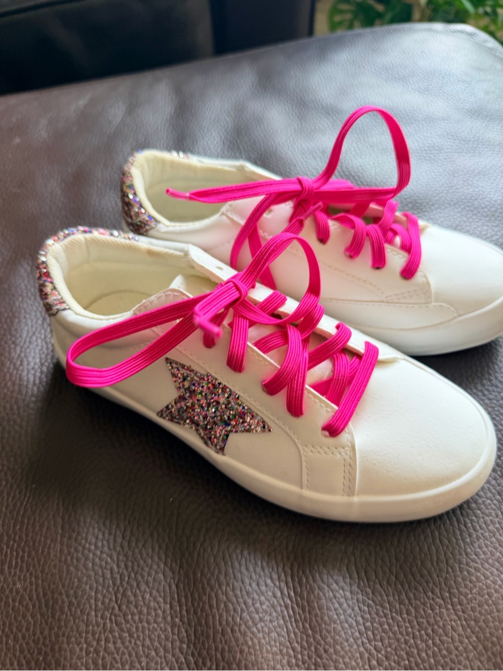 fabkids White Sneakers with Hot Pink Laces and Glitter Star